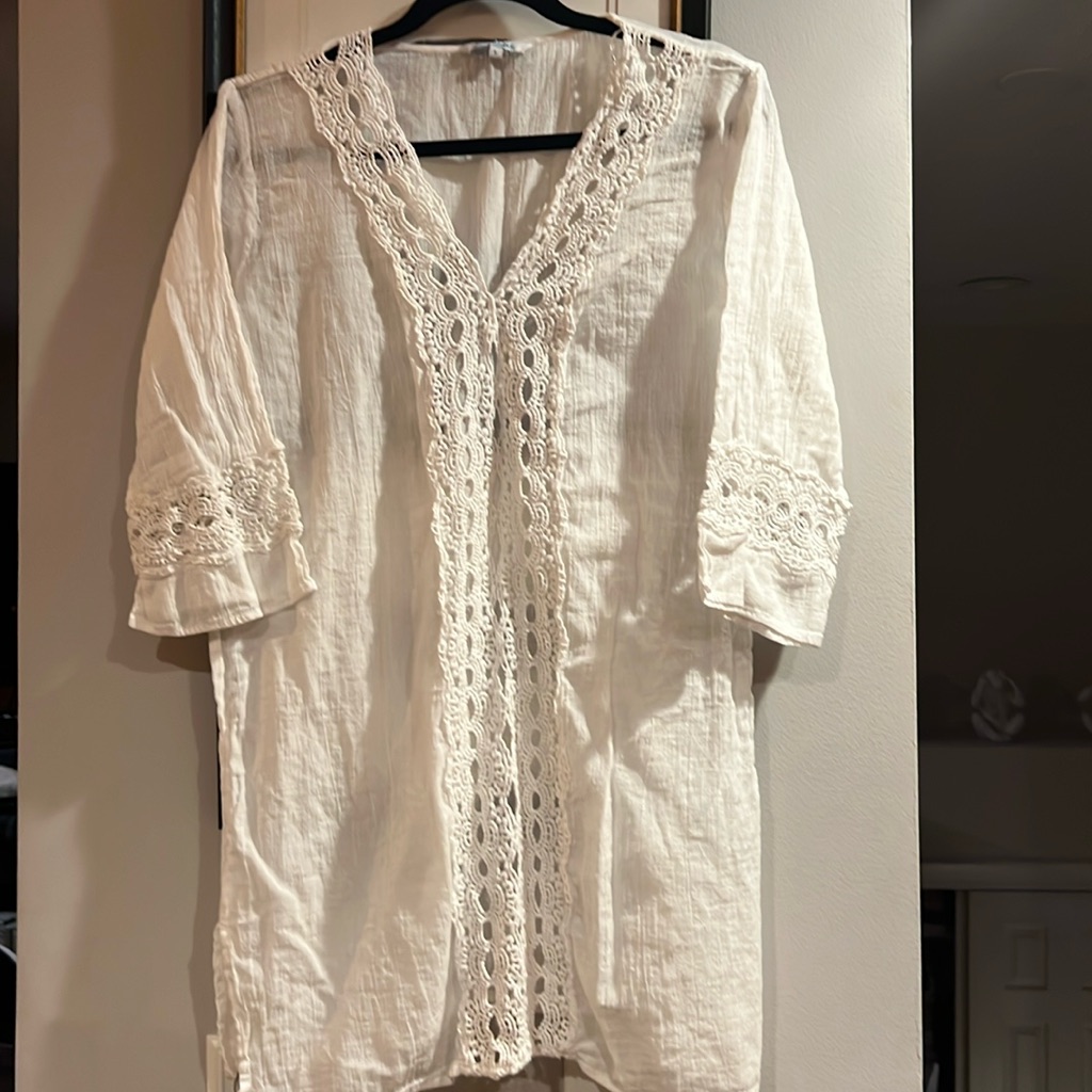 Blue Island White Cover Up, Size Large. Like New. Washed And Never Worn.